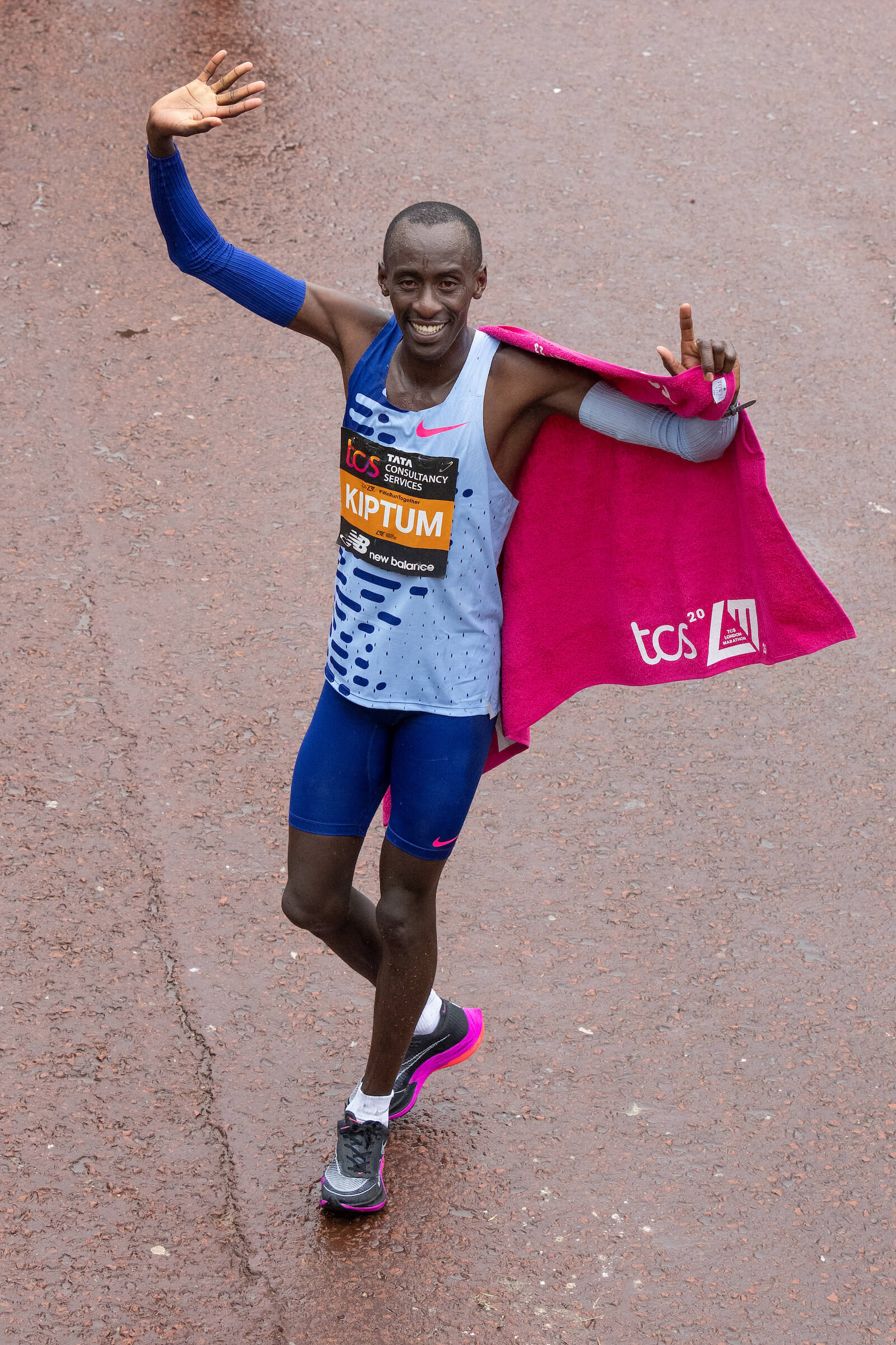 Kelvin Kiptum smiles and waves after winning the TCS London Marathon