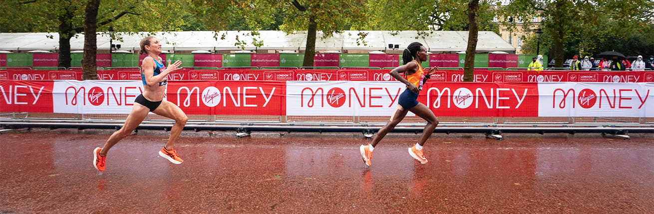Sara Hall chasing down Ruth Chepngetich to finish second in the Elite Women&#x27;s Race