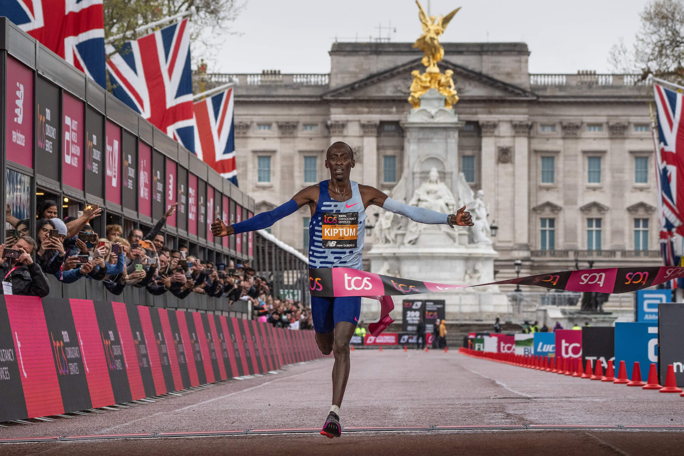 Kelvin Kiptum wins the 2023 TCS London Marathon elite men&#x27;s race