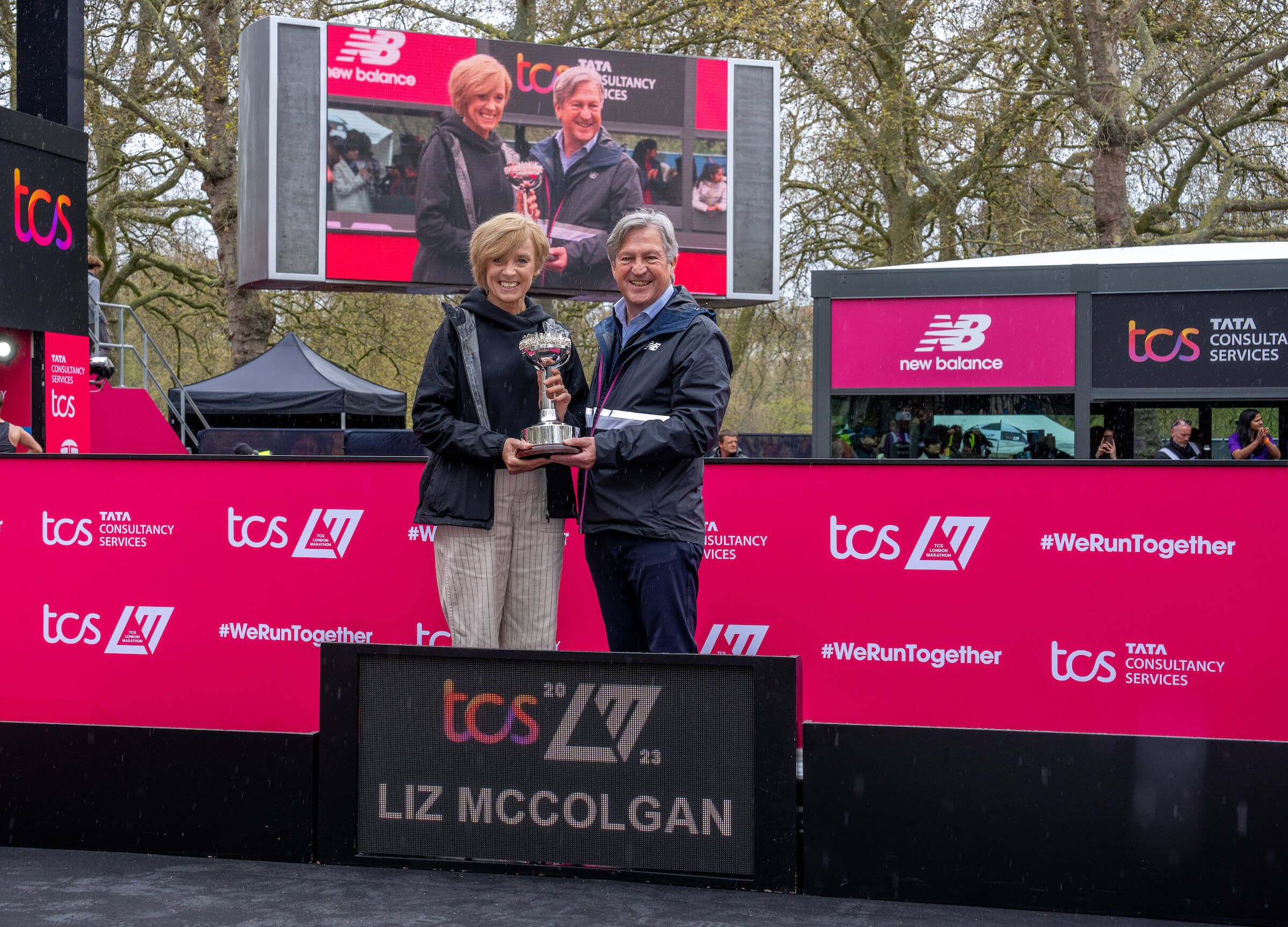Liz McColgan, winner of the 1996 London Marathon is presented with the John Disley Lifetime Achievement Award by Terry Duddy 