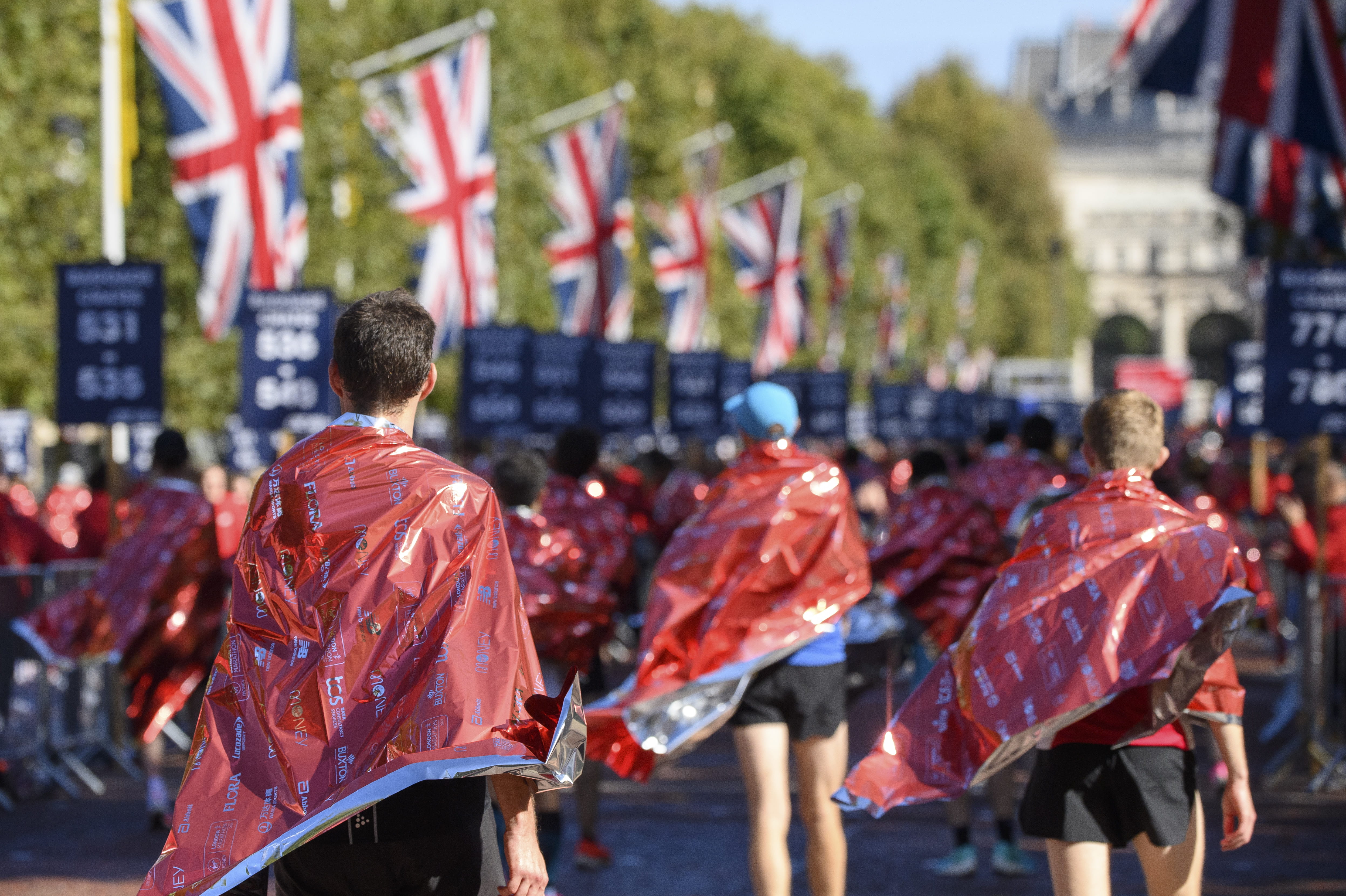 Finishers of the London Marathon wear foil blankets