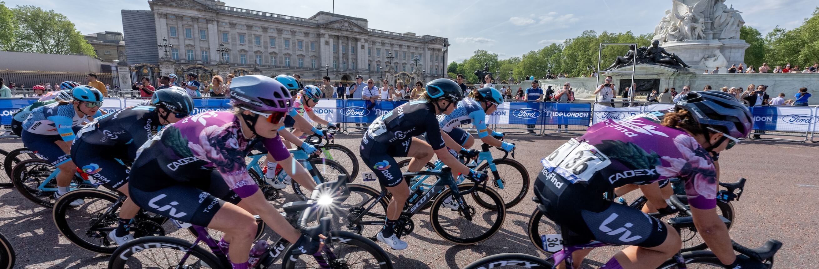 Classique riders taking a bend in front of Buckingham Palace