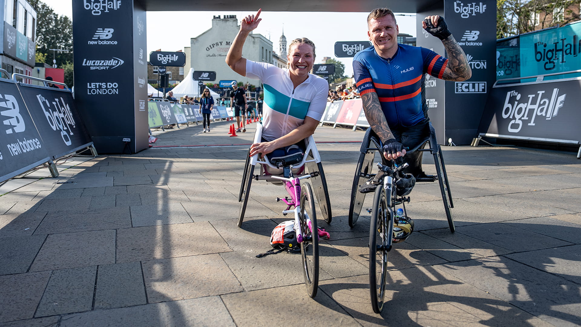 David Weir and Samantha Kinghorn celebrate winning the Men&#x2019;s and Women&#x2019;s Elite Wheelchair Race
